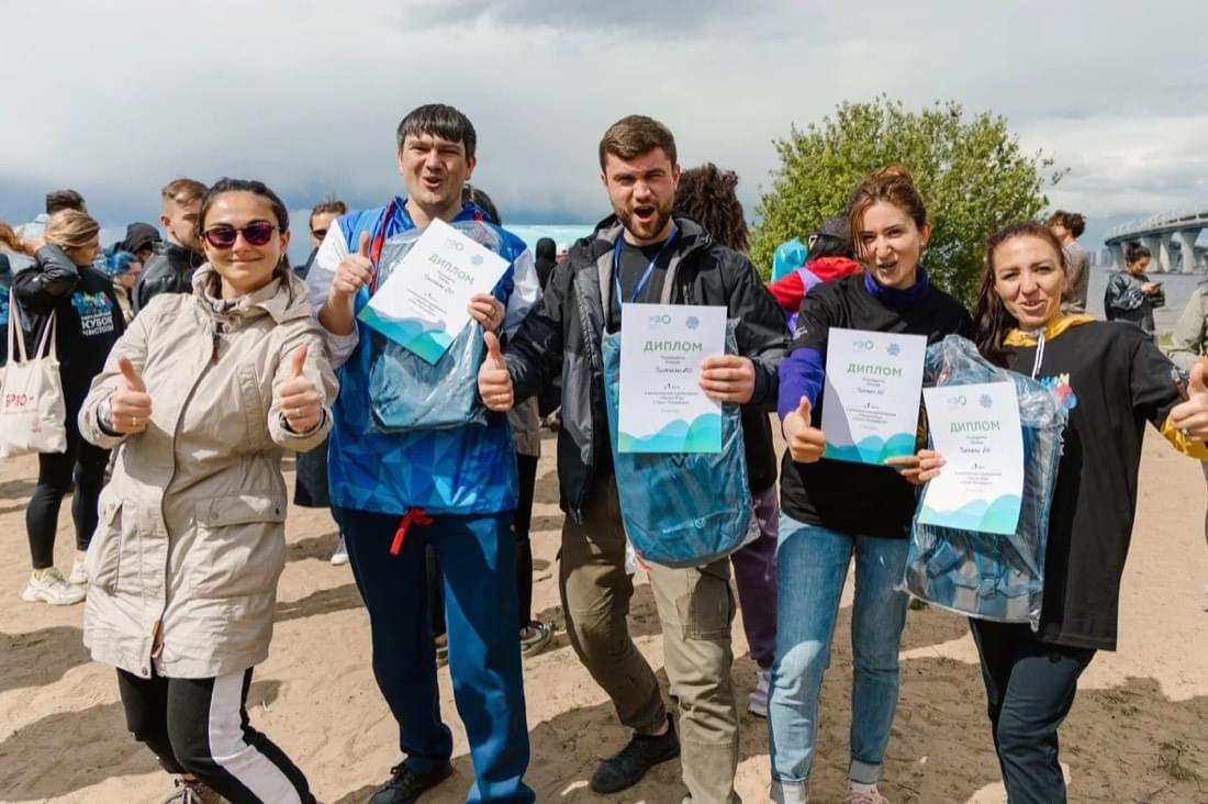 Команда участников с дипломами после игры